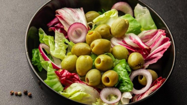 سلطة الزيتون الأخضر مع فراوله