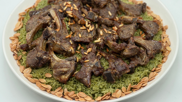 الأرز الأخضر بالشبت والبازيلاء مع ريش متبلة الأرز الأخضر بالشبت والبازيلاء مع ريش متبلة