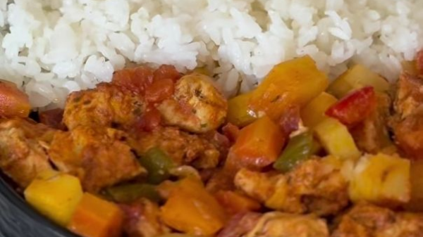 صينية مكعبات الدجاج مع الخضار بالفرن