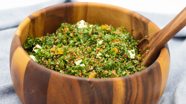 سلطة المشمش المجفف بالكينوا