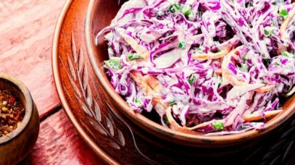 سلطه ملفوف الاحمر مع البيض المسلوق