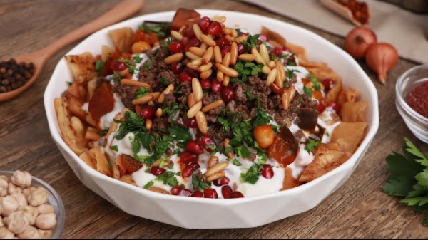 فتة باذنجان باللحم المفروم