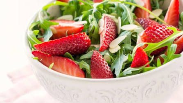 تبولة الفراولة والسبانخ
