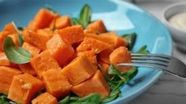 سلطة بطاطا حلو بالبصل والليمون