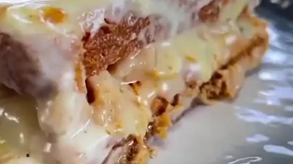 صينية خبز التوست مع الدجاج.