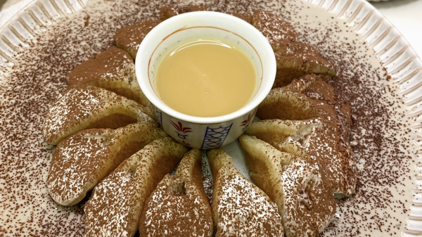 قطايف التيراميسو مع صلصة القهوة السعودية