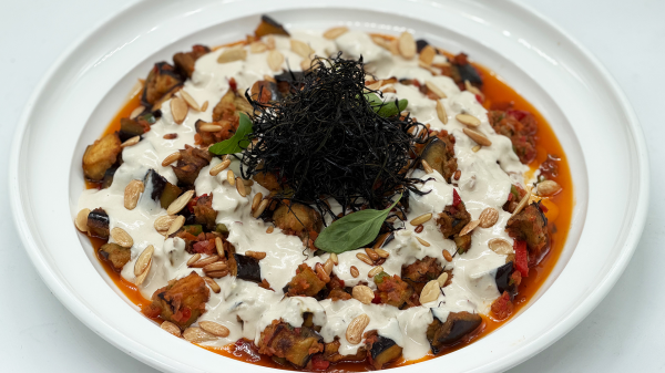 باذنجان مشوي مسبك بالطحينية