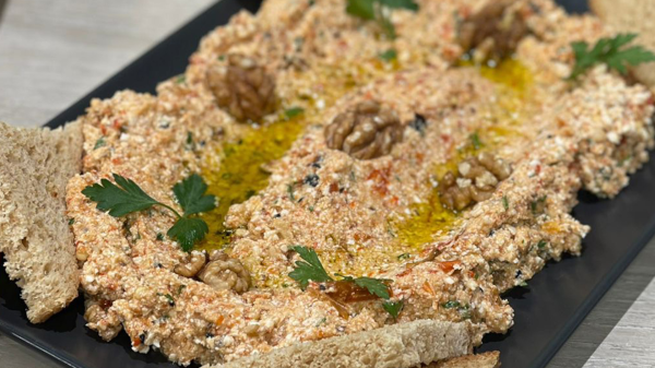 غموس جبنة القريش والفلفل المشوي