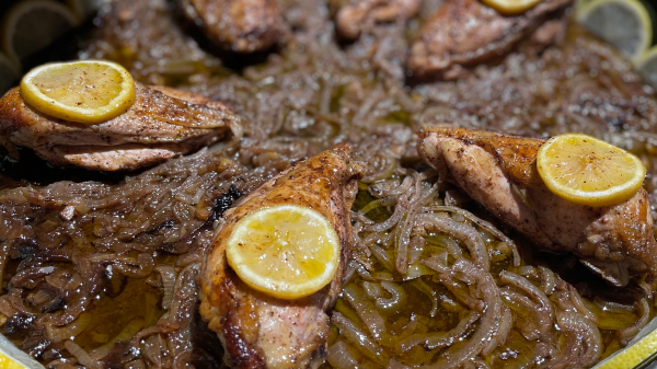 صينية الدجاج بالبصل والسماق
