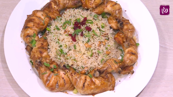 الدجاج بصلصة الصويا مع الأرز بالبصل الأخضر
