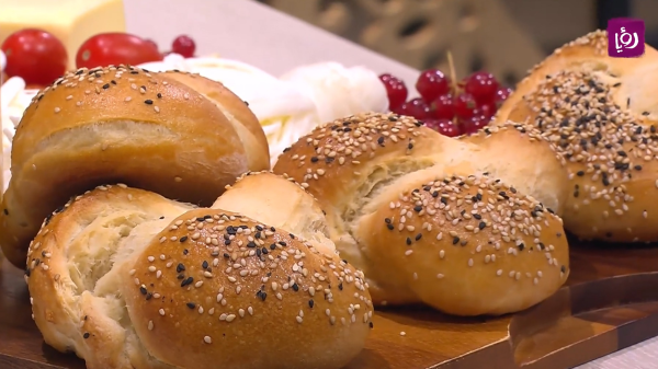 خبز تركي بالطحينية والسمسم