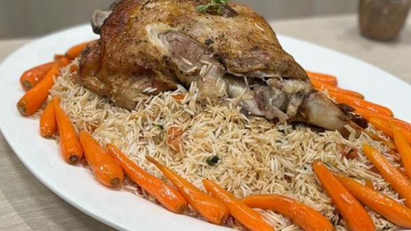 فخذ خروف بالخلطة اليونانية مع الأرز بالزعتر