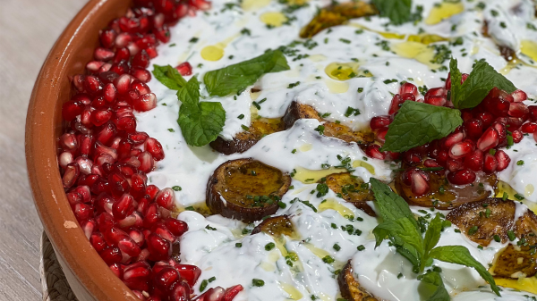 سلطة الباذنجان المشوي باللبن والطحينية