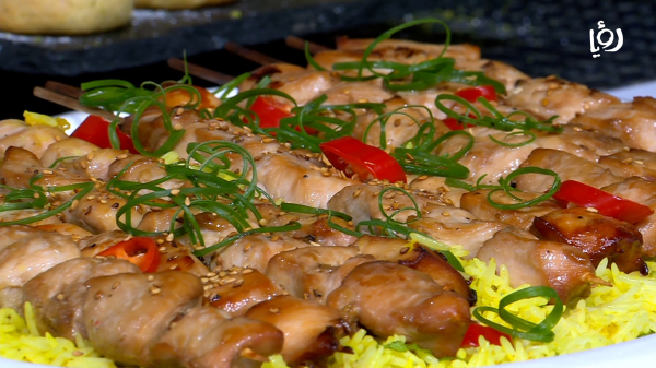 أسياخ دجاج تيرياكي مع الأرز البسمتي