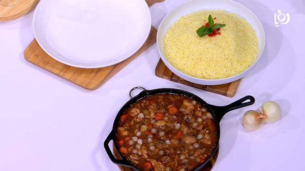 يخنة دجاج وبطاطا وجزر على ادامها