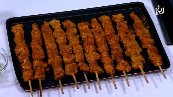 أسياخ دجاج التندوري مع الأرز بالزنجبيل والكركم