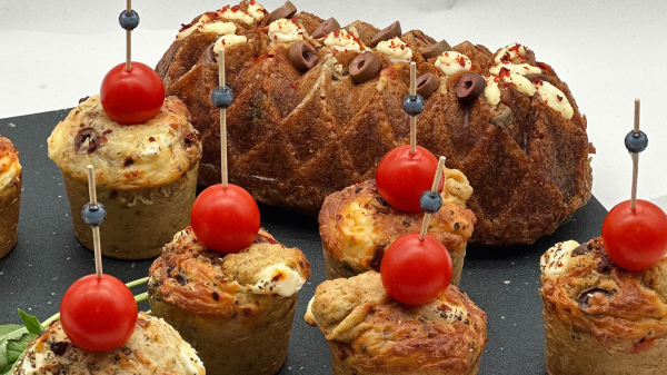 كيكة مالحة بالفلفل المشوي وجبنة الفيتا