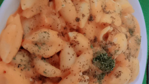 معكرونة بصوص البندورة والبشاميل معكرونة بصوص البندورة والبشاميل